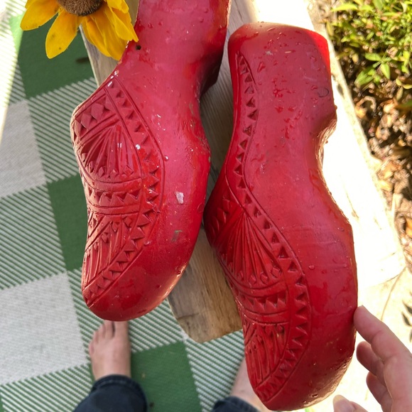 Red Dutch wooden shoe Very large,mostly decorative unless you have a large foot - Picture 8 of 14